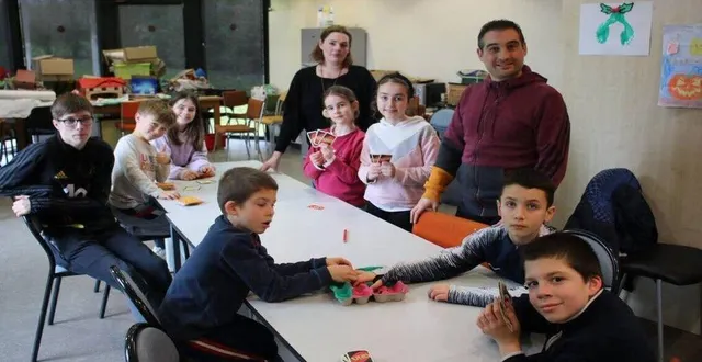 photo  à l’accueil loisirs, mercredi, les enfants dans un atelier manuel sur le thème des fêtes de pâques.  &copy;  ouest-france 