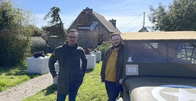 photo  romain bon, fondateur et valentin grandin, bénévole au musée de la libération de berjou, dans l’orne – renommé blackwater museum.  &copy;  ouest-france 