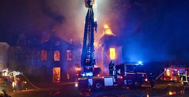 photo  lors de leurs interventions (ici l’incendie du château d’aunay-les-bois en 2021), les pompiers sont parfois confrontés à des scènes difficiles.  &copy;  archives ouest-france 