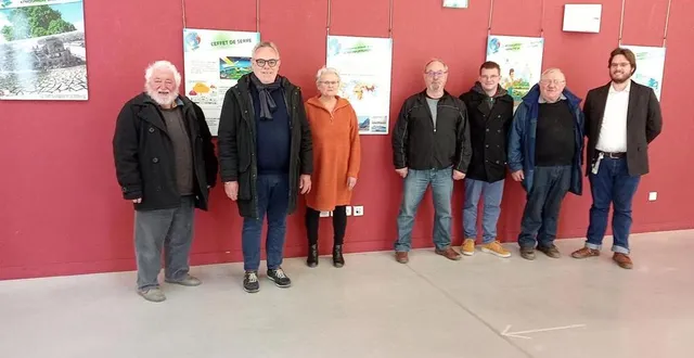 photo  les représentants du mouvement de la paix avec le conférencier henry hofbauer (à droite).  &copy;  ouest-france 