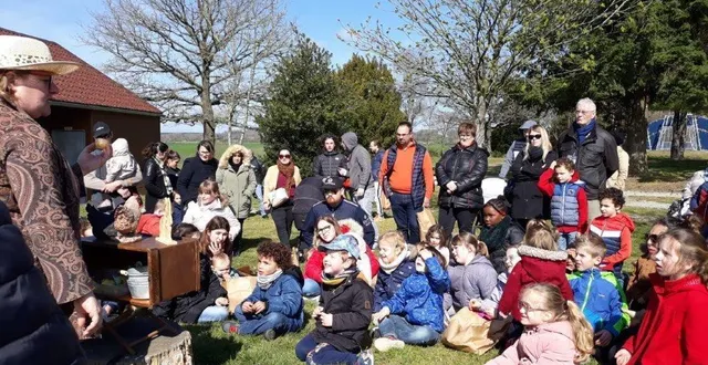 photo  samedi matin, les enfants de rai ont participé à la chasse aux œufs du comité des fêtes et ont écouté le conte de sophie.  &copy;  ouest-france 