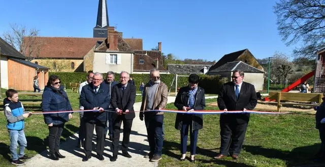 photo  les élus lors de l’inauguration de l’espace jean-dumur.  &copy;  le maine libre 