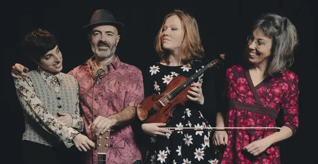 photo  émeline bertrand, marie jacquet, nathalie tomcsyk, accompagné de jean-paul trasfi, composent début de bal.  &copy;  florent havard - photographe 