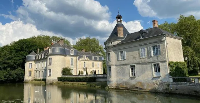 photo  à l’entrée de malicorne-sur-sarthe, on ne peut pas passer à côté de son château.  &copy;  archives ouest-france 
