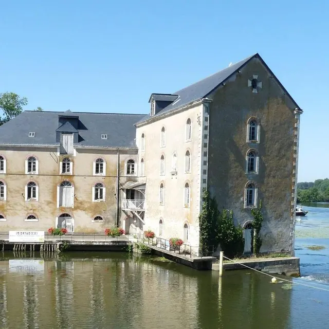photo de la terrasse de la petite auberge, les clients aperçoivent le moulin de la malicorne.  ©  archives ouest-france