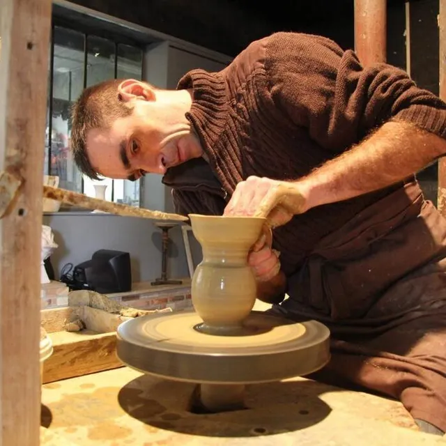 photo à malicorne-sur-sarthe, la fabrication de faïence est encore bien vivante. ici, stéphane deschang, dans son atelier des faïenceries d’art de malicorne.  ©  archives ouest-france