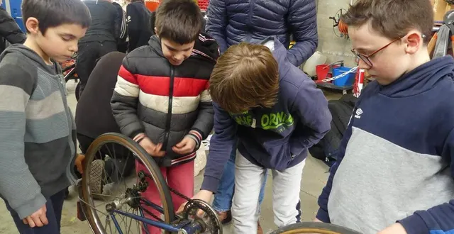 photo  mickaël cieutat explique aux collégiens comment réparer les vélos  &copy;  ouest-france 