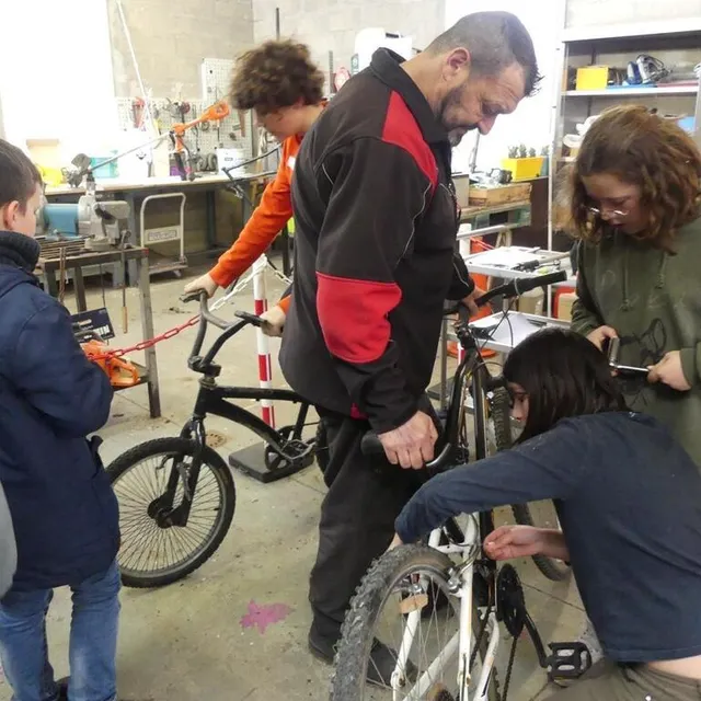 photo franck julé et ses collègues expliquent aux collégiens comment réparer les vélos.  ©  ouest-france