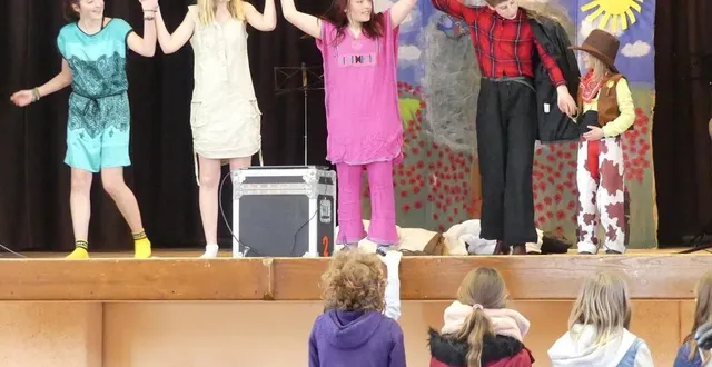 photo  des vêtements étaient proposés gratuitement ont été utilisés par des ados pour composer un défilé de mode  &copy;  ouest-france 