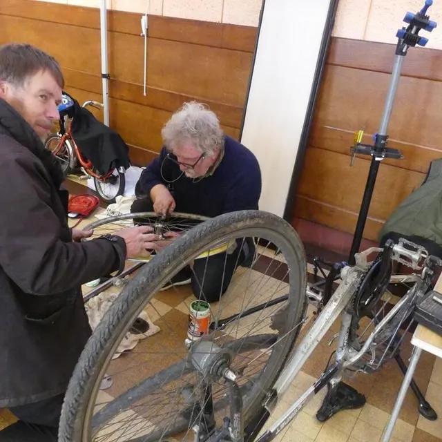 photo jean-christophe et frédéric ont réparé les vélos qu’on leur apportait.  ©  ouest-france