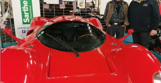 photo  serge fresneau (à droite), est ravi d’avoir déniché cette coste, réplique d’une ferrari 330 t4.  &copy;  le maine libre 