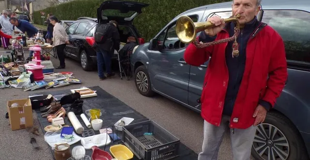 photo  parmi les exposants du jour, l’alençonnais jean-pierre camu qui a animé musicalement ce vide-greniers.  &copy;  ouest-france 