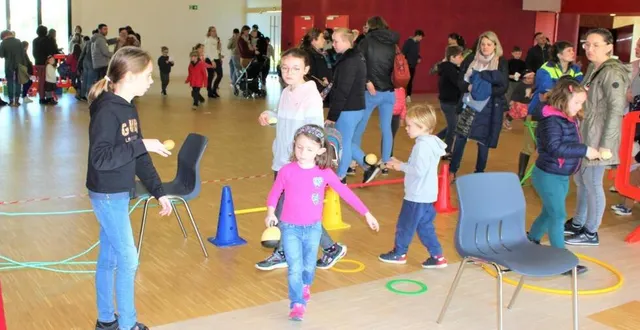 photo  les familles se sont relayées dans la salle de la belinoise pour obtenir leur billet de participation à la recherche de la poule aux œufs d’or.  &copy;  ouest-france 