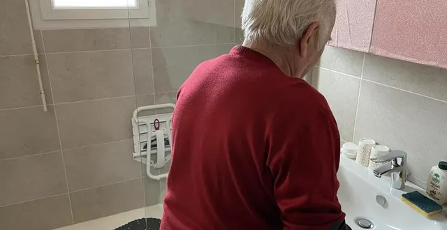 photo  grâce aux aides financières conséquentes, notamment de la collectivité de communes de l’huisne sarthoise et de l’agence nationale de l’habitat (anah), michel (en photo) et sa femme liliane ont pu financer à 76 % leurs travaux dans la salle de bains.  &copy;  le maine libre 