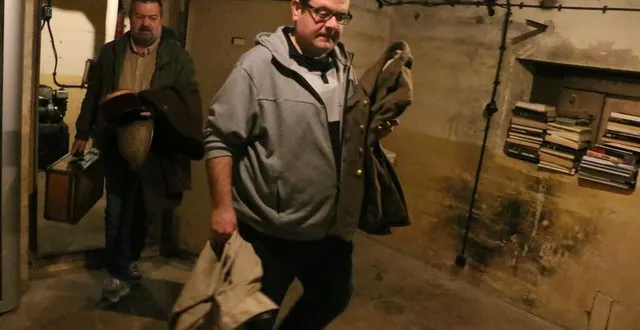 photo  tony chisserez et christophe véron, de l’association historique’mans, installent actuellement de nouveaux matériels dans le blockhaus de la rue chanzy.  &copy;  ouest-france. 