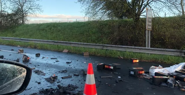 photo  accident sur l’a81 le 12 avril 2023, un poids lourd a perdu une partie de son chargement.  &copy;  le maine libre 