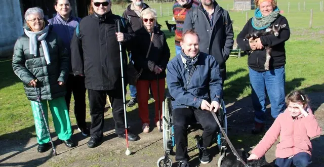 photo  le groupe de visiteurs présents samedi 8 avril 2023 à la ferme du long réage.certains sont déficients visuels.  &copy;  le maine libre 