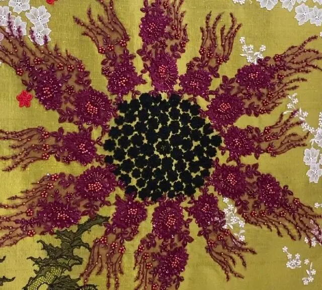 photo zenga mêle dentelle artisanale et dentelle mécanique dans ses toiles, appréciant cette rencontre de deux savoir-faire.  ©  ouest-france