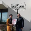 photo  sandrine debaugé, directrice de l’école de musique de l’orée de bercé-belinois, et michel coulon, président de la chorale de-si de-là. 