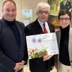 photo le maire, philippe bigot, entouré de jean-vincent du lac, vice-président du conseil départemental, et corinne huchet, coordonnatrice du jury départemental du fleurissement