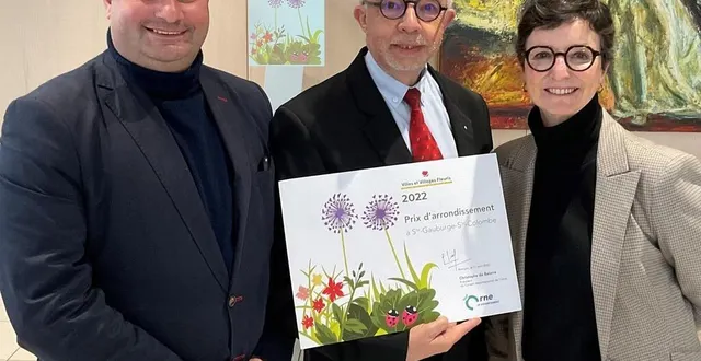 photo  le maire, philippe bigot, entouré de jean-vincent du lac, vice-président du conseil départemental, et corinne huchet, coordonnatrice du jury départemental du fleurissement  &copy;  ouest-france 