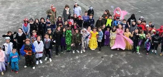 photo  élèves et enseignants de l’école fernand-vivet de mézières-sur-ponthouin étaient tous déguisés, jeudi dernier, dans la joie et la bonne humeur. princesses, cow-boys et autres spiderman ont permis de se glisser dans la peau de son personnage préféré le temps d’une journée alors que d’autres ont préféré des costumes plutôt farfelus. au final, c’est une joyeuse ambiance qui a accompagné cette animation.  &copy;  le maine librel 