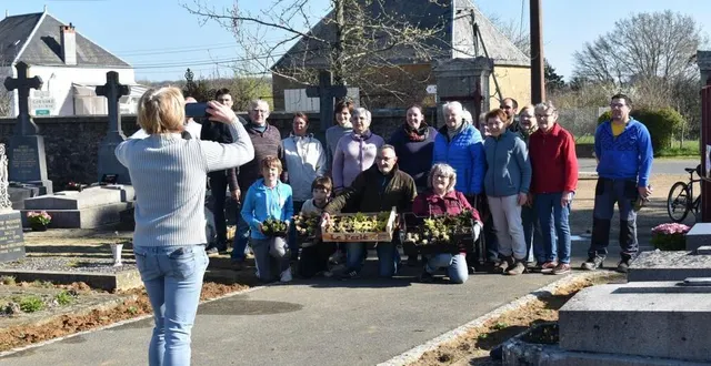 photo  les bénévoles de la journée ont entretenu le cimetière.  &copy;  le maine libre 