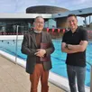 photo claude davy, vice-président de la communauté de communes du pays sabolien en charge des sports, et nicolas leroy, directeur du centre aquatique, au bord du bassin extérieur, le 5 avril 2023.