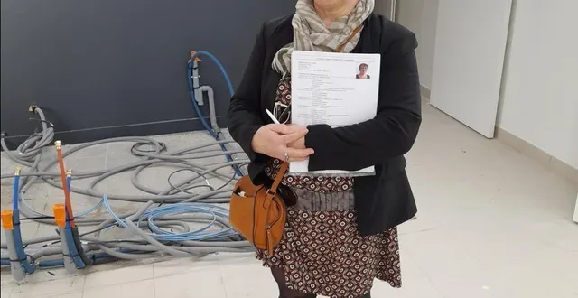 photo  christelle buron, maire déléguée, présente le futur multiservices, au cœur du village.  &copy;  co 