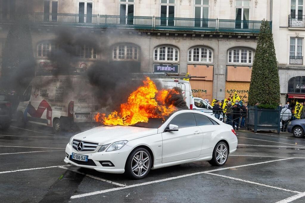 Manifestation à Rennes : deux voitures incendiées et un supermarché dégradé  
