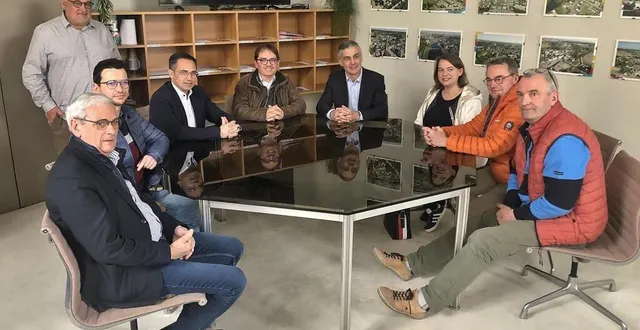 photo  une partie des élus locaux et des professionnels de santé réunis, avec notamment au centre le dr luisetti, entouré par nicolas leudière, maire de sablé, et daniel chevalier, président du pays sabolien.  &copy;  ouest-france 