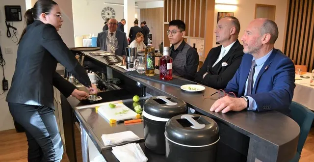 photo  cholet, cfa la bonnauderie, jeudi 13 avril 2023. les candidats avaient notamment pour mission de réaliser deux cocktails devant un jury de professionnels, dont le patron de la distillerie combier, franck choisne.  &copy;  co – yves boiteau 