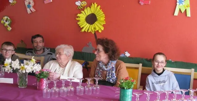 photo  de gauche à droite : nicolas, eliott, simonne gaudron, la nouvelle centenaire, agnès, sa nièce, margot et delphine.  &copy;  ouest-france 