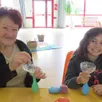 photo  mado et lalie de la milesse ont pu apprendre à fabriquer une boule anti stress. 