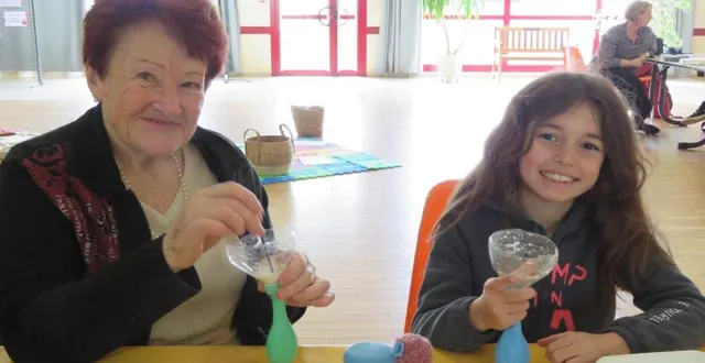 photo  mado et lalie de la milesse ont pu apprendre à fabriquer une boule anti stress.  &copy;  le maine libre 