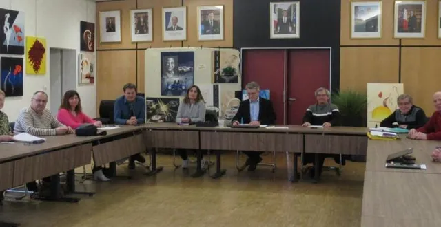 photo  les élus du conseil municipal réunis autour du maire laurent paris.  &copy;  le maine libre 