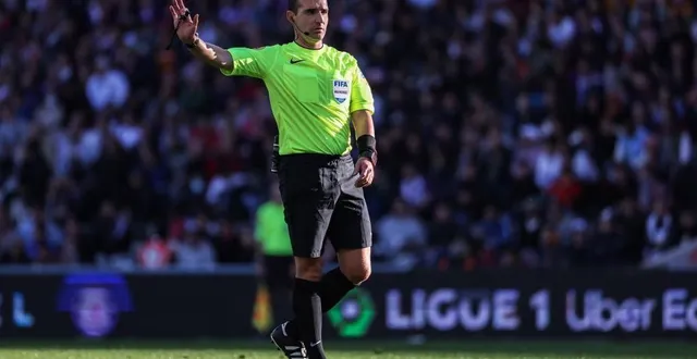 photo  benoît millot sera l’arbitre de la finale de la coupe de france.  &copy;  photo : charly triballeau/afp 