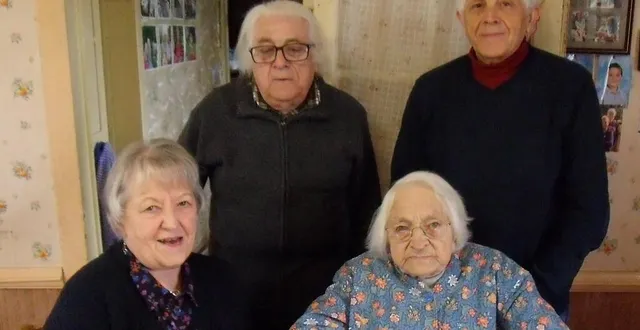 photo  nelly nogues, maire de résenlieu, à gauche, en compagnie de renée grandin, et ses deux fils, michel et jean-claude.  &copy;  ouest-france 
