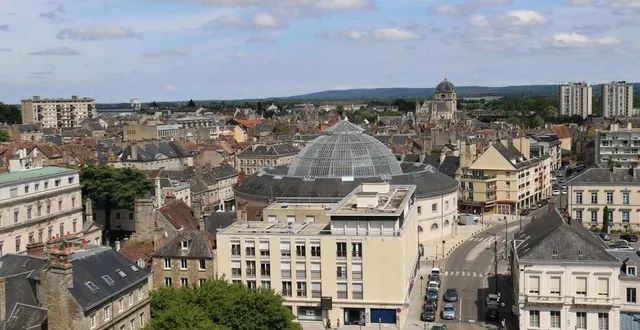 photo  la halle au blé (au premier plan) et la basilique notre-dame (en arrière-plan) vues de la grande roue d’alençon (orne).  &copy;  archives ouest-france 