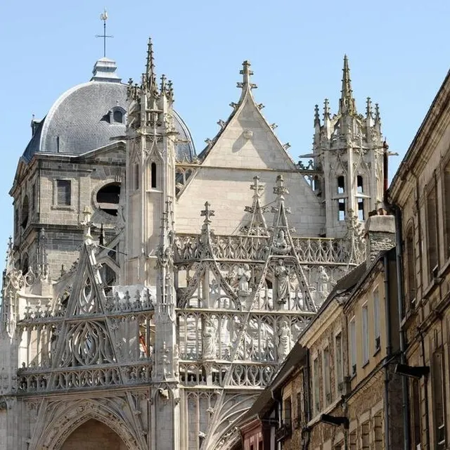 photo la basilique notre-dame à alençon et son porche gothique.  ©  archives