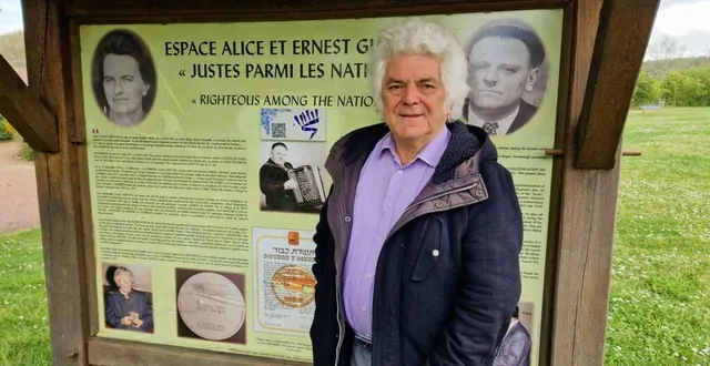 photo  le maire alain grémillon devant le panneau expliquant l’histoire de l’espace alice et ernest guitton.  &copy;  ouest-france 