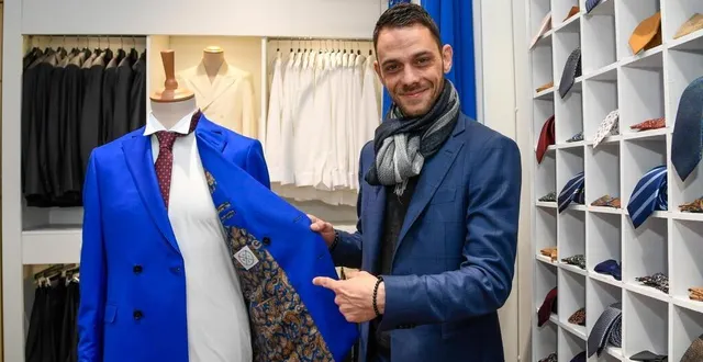 photo  angers, le 11 avril 2023. dans sa nouvelle boutique, raphaël ruiz propose des costumes sur-mesure à partir de 890 euros.  &copy;  co - laurent combet 