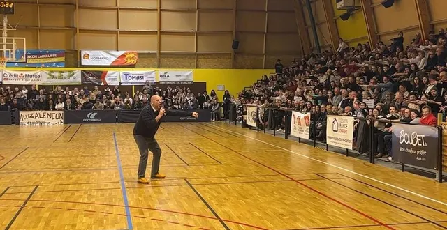 photo  sébastien favey est le speaker qui met l’ambiance à chaque match de l’équipe féminine de basket à alençon (orne).  &copy;  ouest-france 