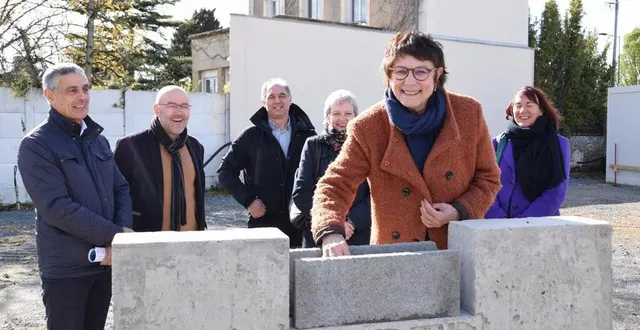 photo  la pose de la première pierre, par nadine grelet-certenais, de ce futur microquartier construit sur le site de l’ancienne école latouche. 35 logements locatifs sociaux vont y sortir de terre d’ici ces deux prochaines années.  &copy;  ville de la flèche 