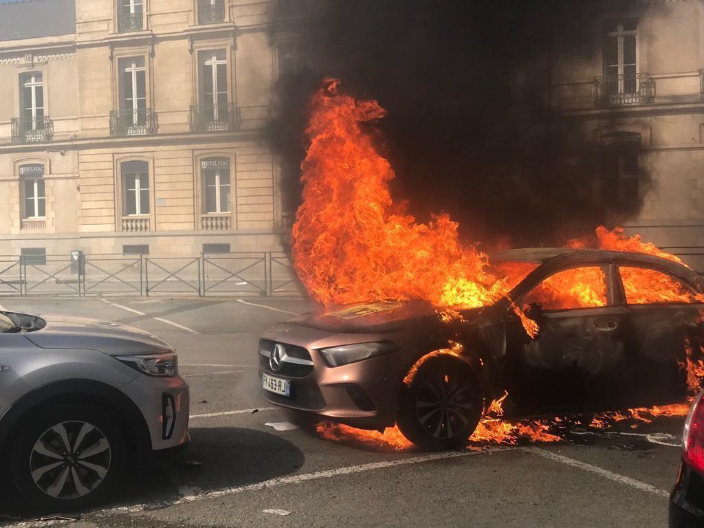 Des dégradations dans le centre de Rennes ce samedi, des voitures brûlées 