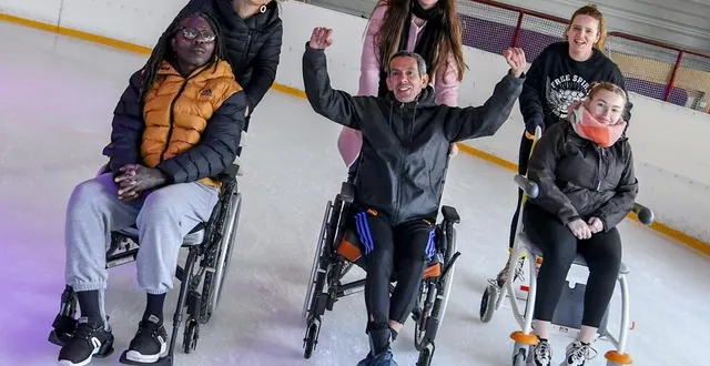 photo  le mans, mercredi 12 avril 2023. les patients du centre de l’arche étaient nombreux à fouler la glace dans leur fauteuil poussé par leurs accompagnateurs.  &copy;  le maine libre – yvon loué 