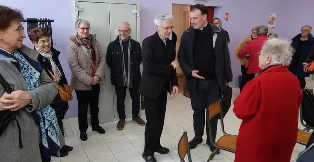 photo  cholet, salle paroissiale du sacré-cœur, samedi 15 avril 2023. le père antoine meunier a présenté les paroissiens à mgr delmas.  &copy;  co – fabien leduc 