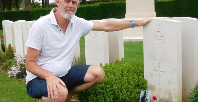 photo  robert horne devant la tombe de son grand-père, le sergent georges w. houston.  &copy;  jacky emery 