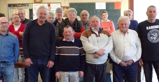 photo  de nombreux supporters ont assisté à la finale, avec au premier plan les finalistes entourés du président marc legot et du vice-président patrice bourdin.  &copy;  le maine libre 
