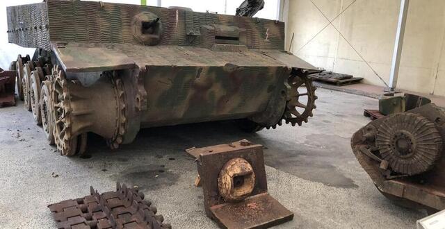 photo  le char tigre-i est en cours de restauration au musée des blindés 